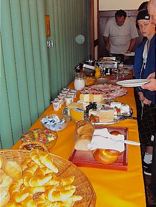 Reich gedeckter Tisch